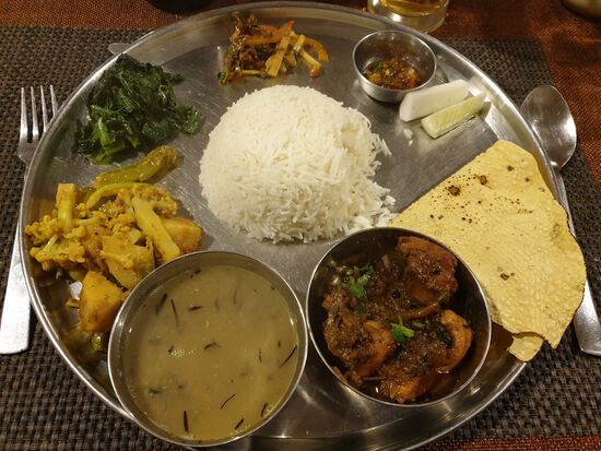 Dal Bhat - ein typisches nepalesisches Gericht, bestehend aus Reis, Linsensuppe und Gemüse. Sehr lecker