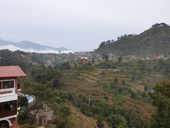 Zwischendurch zieht sich mal der Nebel zurück, und man hat wunderbare Ausblicke auf die Landschaft. Aber dann kommt sofort Regen und Nebel zurück.
