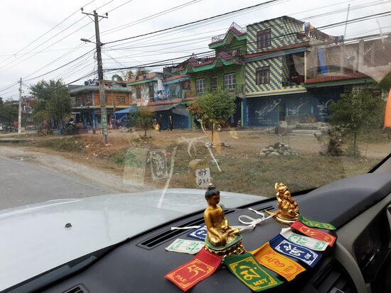 Mein Fahrer hat sicherheitshalber auch Buddha und Ganesha auf der Konsule... man weiß ja nie, welche Religion grad helfen könnte.