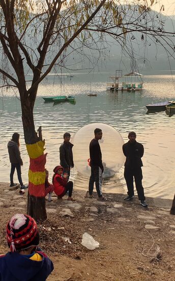 Die Uferpromenade lädt zum Flanieren ein,  zum Boot fahren und zum Essen oder...