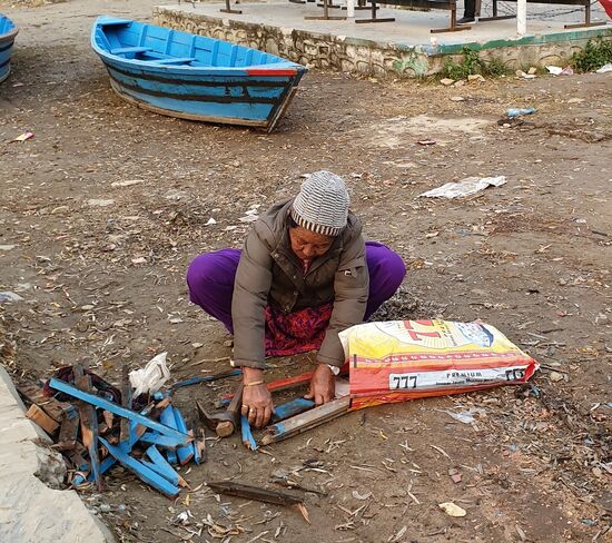 Jedes bischen Restholz wird gesammelt. Morgens werden vor den Häusern Feuer entzündet. Alles wird verbrannt, was brennbar ist.