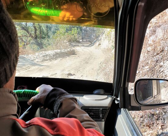 Auf der linken Seite geht es viele, viele Meter den Abhang runter.