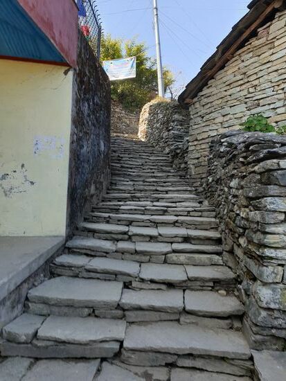 Das Dorf besteht ausschließlich aus Stufen und schmalen Wegen. Die Fahrzeuge müssen unten am Parkplatz stehen bleiben.