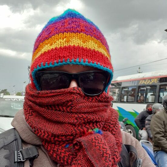 Sonnenbrille und Schal als Staub- und Abgasschutz.