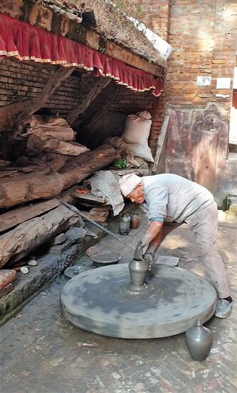 Bhaktapur ist auch eine Handwerkerstadt, hier werden noch von Hand Krüge gedrehtl.