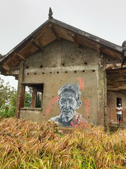 einigen eindrucksvollen Graffitis auf - und in den alten Gebäuden