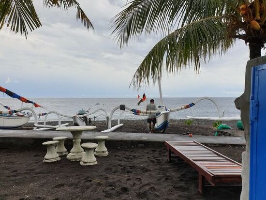 der Blick aufs Meer ist natürlich auch großartig.
Der Strand ist übrigens schwarz durch das Lavagestein des Mount Agung...