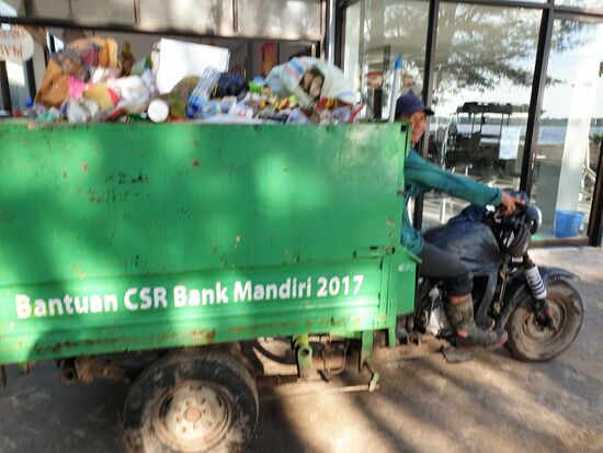 Das einzige Fahrzeug mit Motor - der Müllwagen