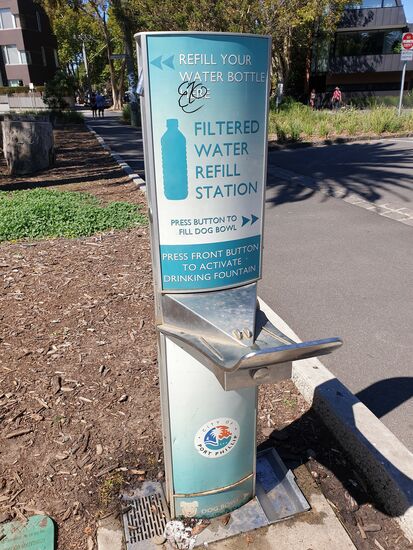 Dafür gibt es viele dieser Wasserstationen, an denen man kostenlos seinen Wasservorrat auffüllen kann.