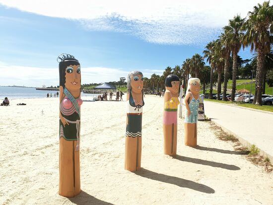 Die berühmten Bay Walk Poller sieht man entlang des Eastern Beach - einem Naherholungsgebiet am Strand.