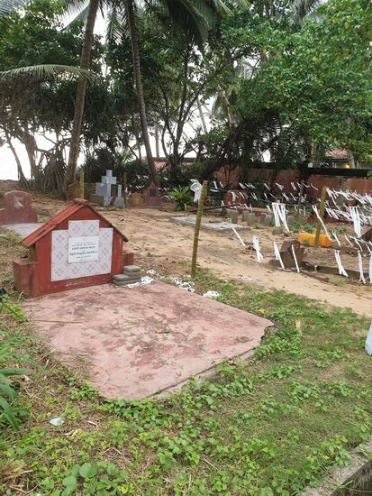 die weißen Bänder werden an Todestagen für die Verstorbenen aufgehängt als Gruß