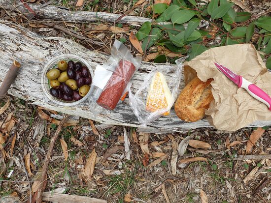 Das war dann mein Mittagessen ! Mit knackigem Baquette, deutscher Wurst und französischem Käse.