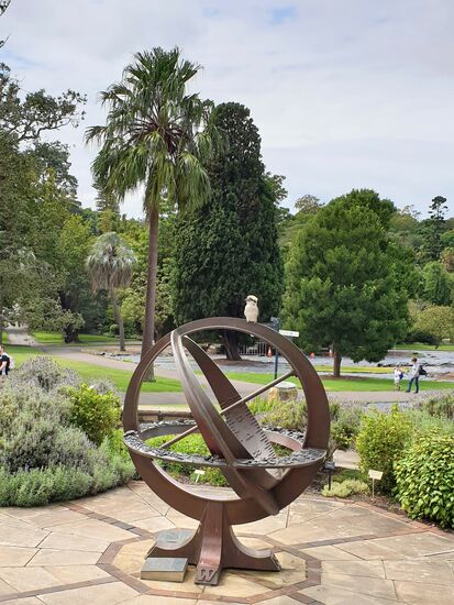 Man beachte den Kookaburra, der auf der Weltkugel sitzt.