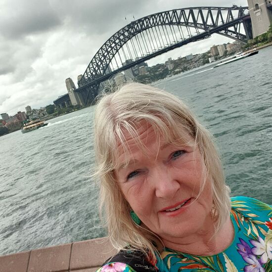 Im Hintergrund die Sydney Harbour Brige, 1932 eröffnet.