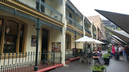 Nicht nur Wolkenkratzer, sondern gemütliche Straßen mitten in der Stadt