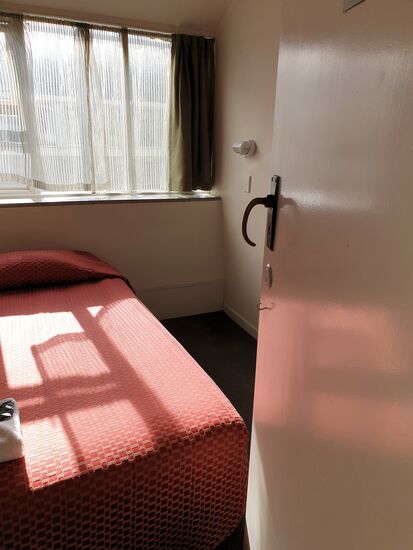 Ich gönne mit mal wieder ein Einzelzimmer.  Wenn ich den Koffer ins Zimmer stellen möchte, muss ich ihn über das Bett heben, damit er durch die Tür passt.