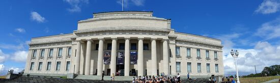 Wiki sagt: Das Auckland War Memorial Museum, kurz auch: Auckland Museum, ist das größte kulturhistorische und naturkundliche Museum in Auckland, Neuseeland. Es wird von dem New Zealand Historic Places Trust als Kulturdenkmal der höchsten Klasse eingestuft.