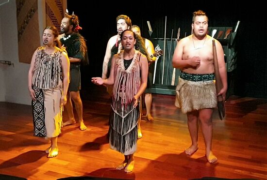 Dort gab es auch eine Vorführung von traditionellen Liedern und Tänzen der Maori.