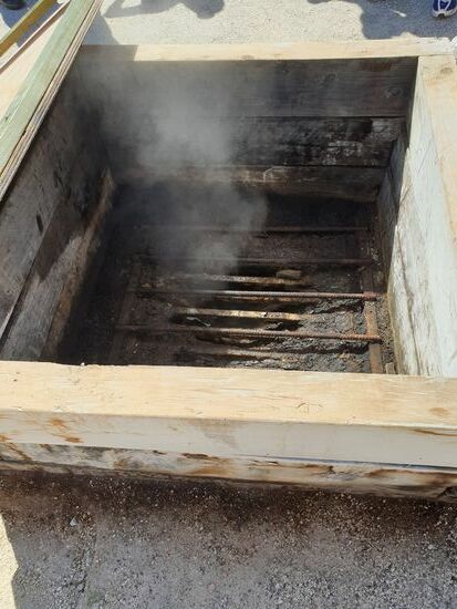 Fleisch kann über diesen Kaminen in der Erde gebacken werden, Deckel drauf, Raucharoma gratis und Anbrennen kann auch nichts