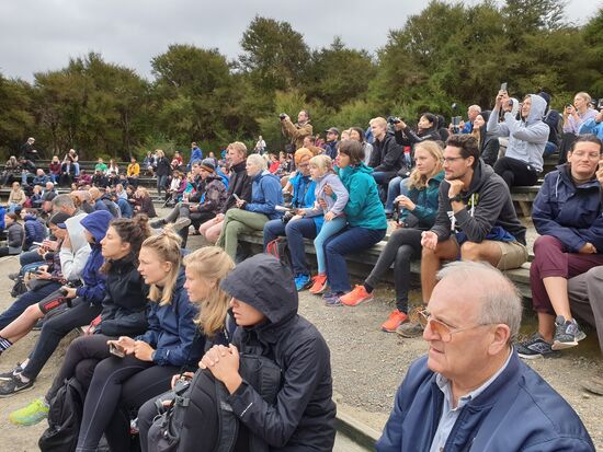 Alle fragen sich jetzt, wie ein Geysier auf Befehl spucken kann