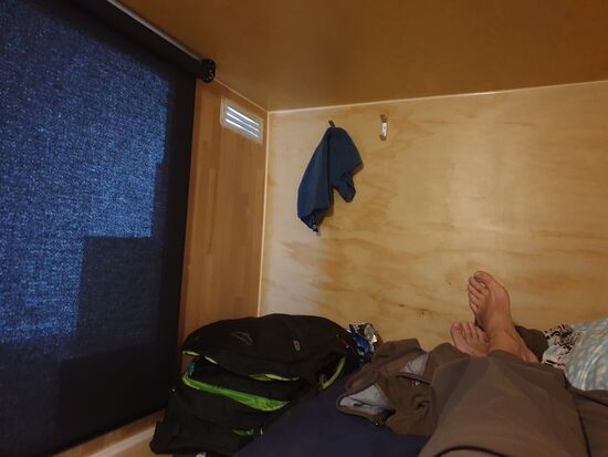 Jugendherberge mit Schlafkoje, zwar 8 Betten in einem Raum, aber mit Privatsphäre, zumindest visuell