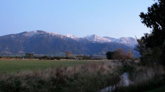 Die gleiche Aussicht, aber dieses Mal sind die Gipfel schon schneebedeckt. Es ist merklich kälter geworden, ich hab die letzte Nacht ganz schön gefroren.