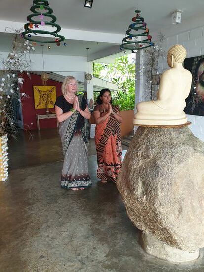 zum Abschluß hat es nochmals ein Ritual vor Buddha gegeben. Die Ärztin betet und singt für mich, und hat mir ein neues Armbändchen angelegt