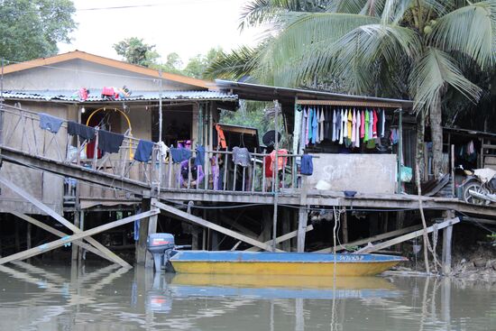 Die Führerin berichtet stolz, dass die Regierung jedem Haus Strom zur Verfügung gestellt hat.