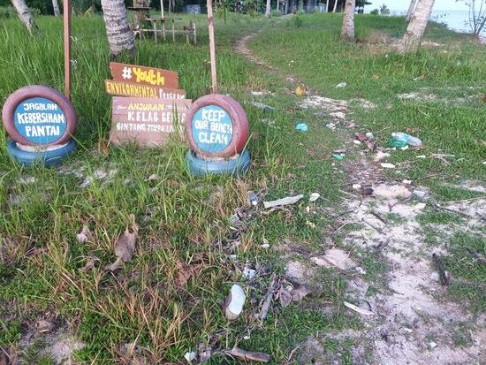 Das Schild hat offensichtlich keine Wirkung erzielt. Der Strand wird einmal monatlich gesäubert, erzählt uns die Führerin. So richtig glauben mag man es nicht...