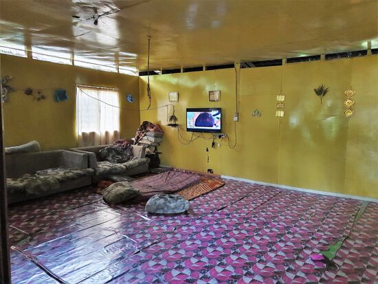 Linke Seite des Wohnzimmers. Abends wurden 2 Matratzen ausgelegt, auf denen 2 der Männer schliefen. Ansonsten vermutlich in den Gästezimmern, falls frei.