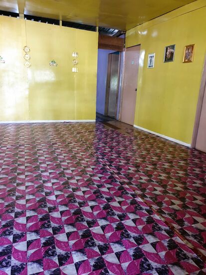 Rechte Seite des Wohnzimmers. Das Eckchen der vorderen Tür war von unserem Zimmer.