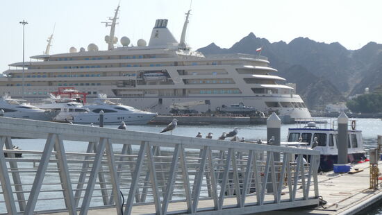 Eine der 2 Yachten des Sultans, eher Kreuzfahrtschiff als Yacht