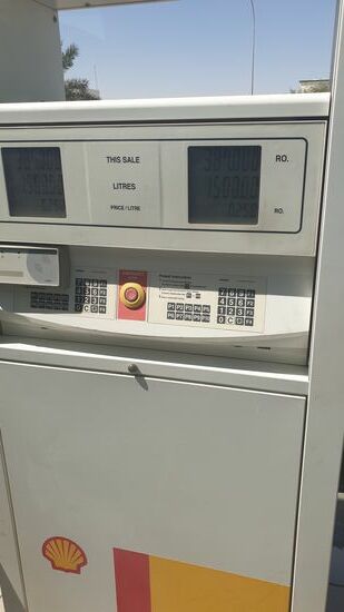 in diesem Fall Diesel. 
Ein Liter kost umgerechnet 0,59 €. Benzin ca. 0,50€