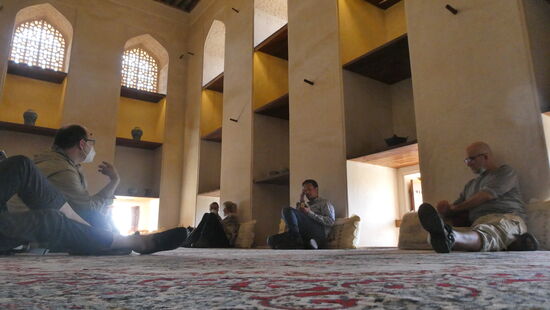 Die Möblierung der Wohn- und Empfangsräume ist für uns erstmal ungewohnt ohne Sitzmöbel. Dafür gibt es bequeme Kissen auf dicken Teppichen