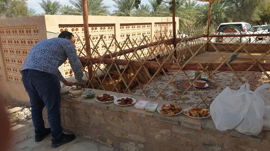 Achmed bereitet ein leckeres Picknick vor