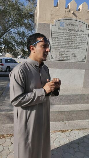 Achmed erklärt das Prinzip der Falaj. Weltkulturerbe übrigens