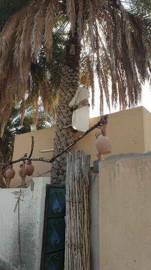 Demonstration mit einer Puppe für die Touristen, wie die Arbeiter nach oben klettern.