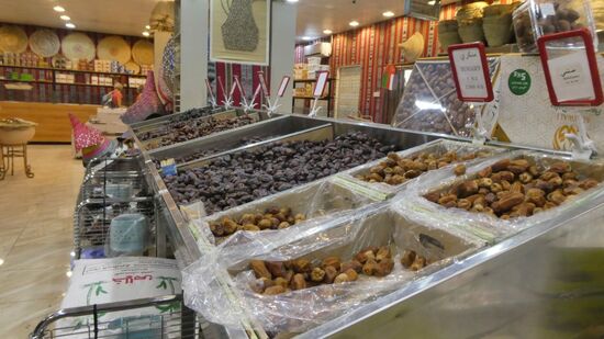 Abends dann im Dattelsouk probieren wir uns durch die verschiedenen Dattelsorten