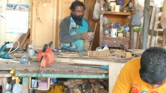 Den ganzen Tag schnitzen für den Verkaufsshop