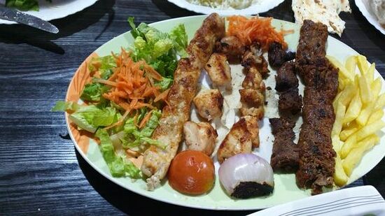 Hier ist auch wieder Kamelfleisch im Angebot. Sehr lecker.