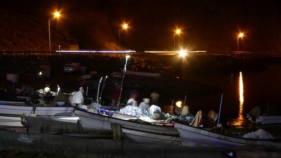 Auf diesem leider sehr unscharfen Bild kann man den Fang des Tages, bzw. Abends sehen. Der silbrige Haufen, der mühsam aus den Netzen gepult werden muß. Damit sind die Fischer sicherlich noch Stunden beschäftigt.