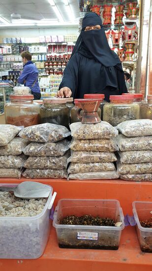 An jedem Stand brennt der Weihrauch und es ziehen verlockende Düfte umher.