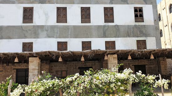 Hier diese schönen Fenster von außen gesehen