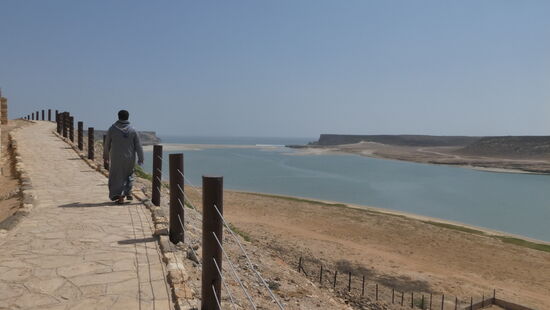 Im Hintergrund die Hafeneinfahrt, die dann im Laufe der Jahre versandet ist