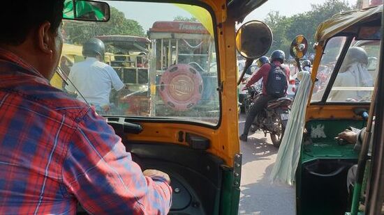 Taxen, Busse, Mofas und Tuc-Tucs kommunizieren per Hupe miteinander.