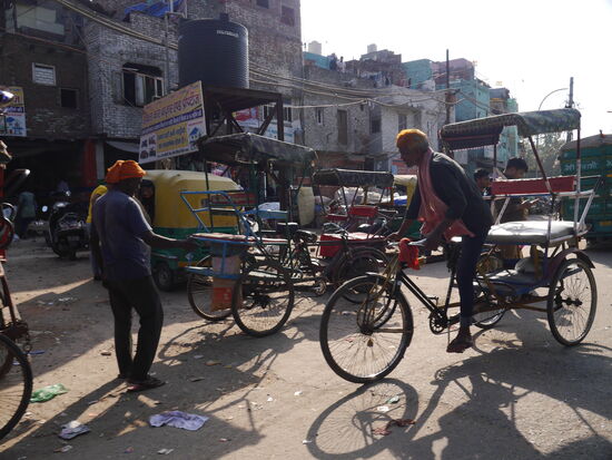 Nur selten hat irgendjemand wirklich Vorfahrt. Rote Ampeln werden als Hinweis verstanden und "Geisterfahrer" sind die Norm.