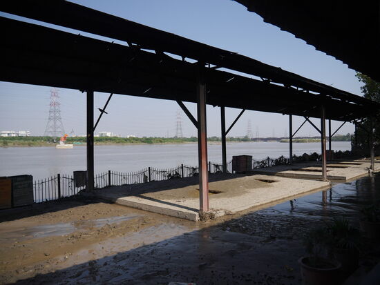 Direkt am Fluss gelegen.