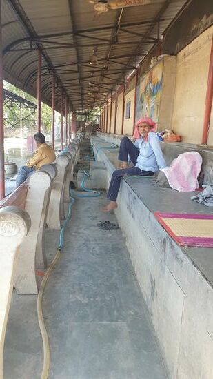 Viele Menschen vertreiben sich hier den Nachmittag, auch ohnen trauernd zu sein.