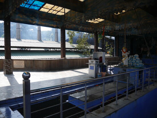 Die Toten werden von zwei Wassern gewaschen. Das Wasser kommt per Pipeline während Gebete gemurmelt und gesungen werden.