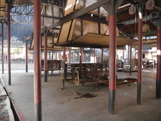 Nachr der Waschung werden die Toten verbrannt. Hier die teuren Öfen mit "Abzugshaube".